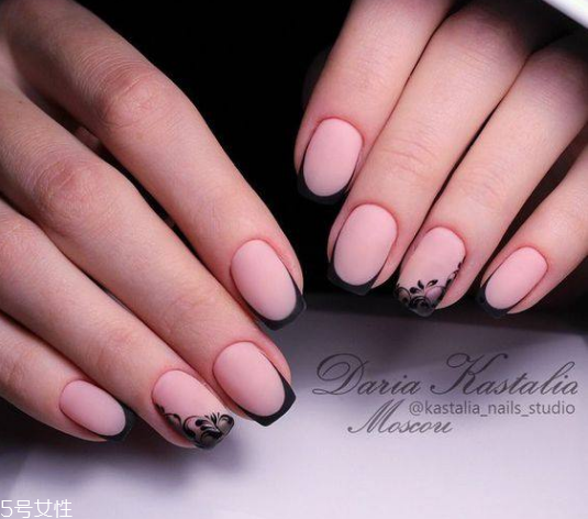 法式甜心新娘美甲怎么做 藍色法式美甲教程