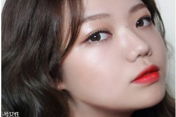 韓國(guó)學(xué)生妝教程 菜鳥(niǎo)也能學(xué)畫(huà)韓式妝容