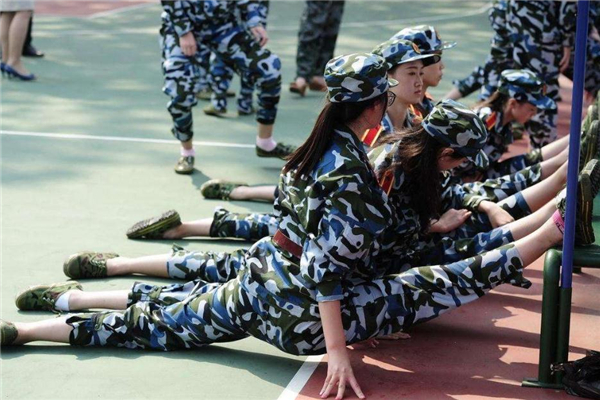 初學(xué)者怎樣練劈叉 不要心急 初學(xué)者怎樣練劈叉 不要心急