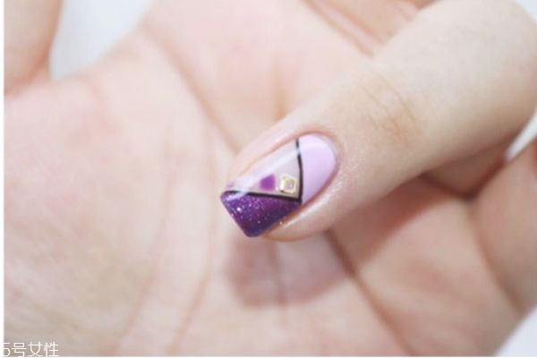 手繪美甲有哪些 紫色撞色美甲做法 手繪美甲有哪些 紫色撞色美甲做法