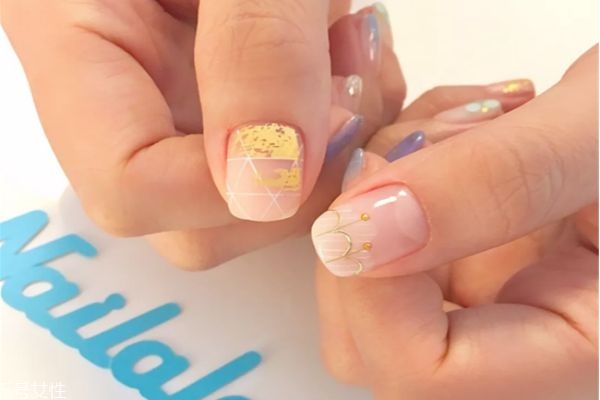 手繪美甲有哪些 紫色撞色美甲做法 手繪美甲有哪些 紫色撞色美甲做法