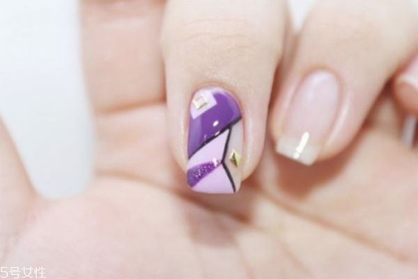 手繪美甲有哪些 紫色撞色美甲做法 手繪美甲有哪些 紫色撞色美甲做法