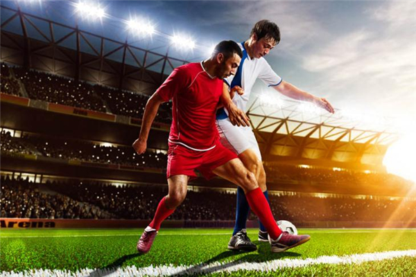 踢足球是用腳的哪個部位踢 看具體情況