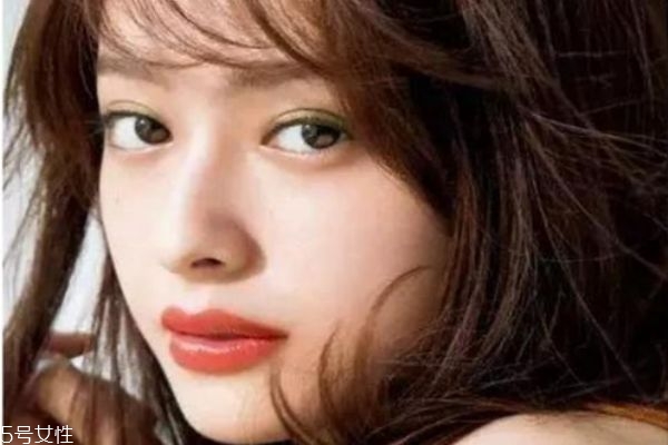 秋冬約會(huì)必備韓式妝容 韓系酒紅色妝容的畫(huà)法