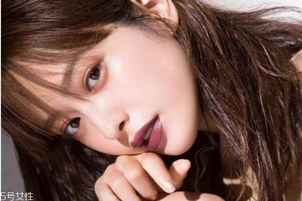 秋冬約會(huì)必備韓式妝容 韓系酒紅色妝容的畫(huà)法