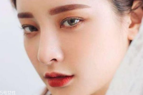 秋冬約會(huì)必備韓式妝容 韓系酒紅色妝容的畫(huà)法