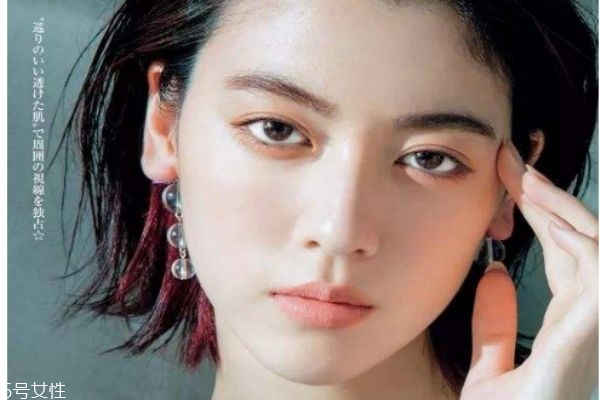 秋冬約會(huì)必備韓式妝容 韓系酒紅色妝容的畫(huà)法