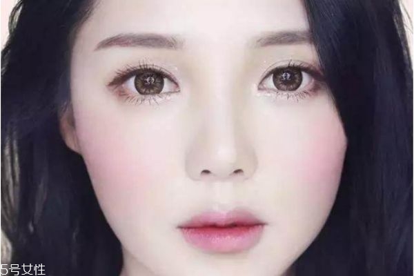 秋冬約會(huì)必備韓式妝容 韓系酒紅色妝容的畫(huà)法