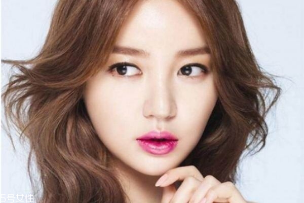 秋冬約會(huì)必備韓式妝容 韓系酒紅色妝容的畫(huà)法