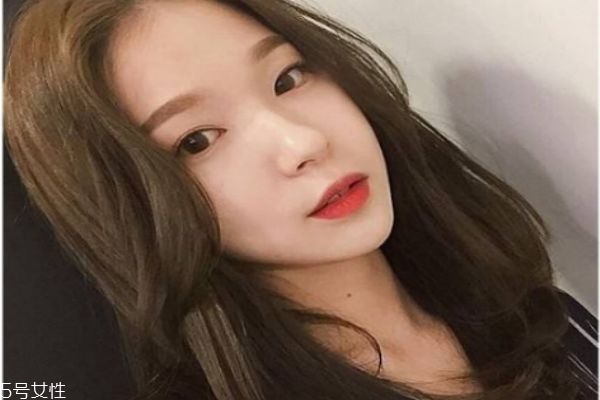 2019長(zhǎng)卷發(fā)發(fā)色 女神必備長(zhǎng)卷發(fā)發(fā)型