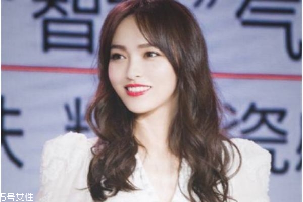 流行的新卷發(fā)發(fā)型 波浪長發(fā)圖片 流行的新卷發(fā)發(fā)型 波浪長發(fā)圖片