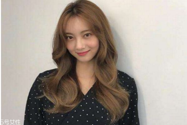 2019長(zhǎng)卷發(fā)發(fā)色 女神必備長(zhǎng)卷發(fā)發(fā)型