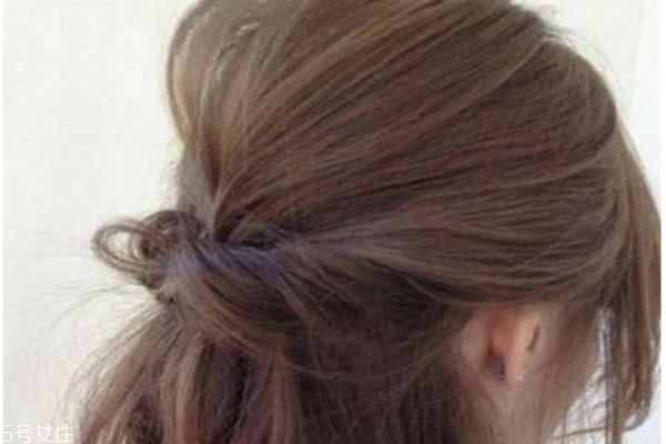 長卷發(fā)怎么編發(fā)好看 長卷發(fā)扎發(fā)教程 長卷發(fā)怎么編發(fā)好看 長卷發(fā)扎發(fā)教程