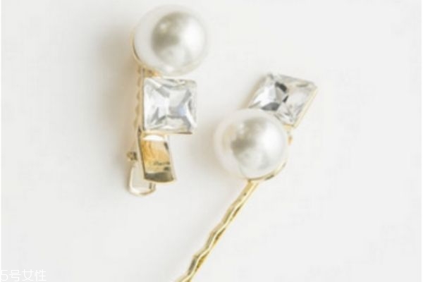 長卷發(fā)怎么編發(fā)好看 長卷發(fā)扎發(fā)教程 長卷發(fā)怎么編發(fā)好看 長卷發(fā)扎發(fā)教程