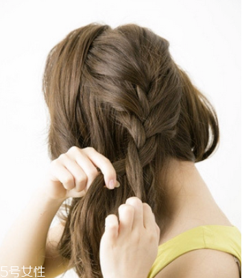 長卷發(fā)怎么編發(fā)好看 長卷發(fā)扎發(fā)教程 長卷發(fā)怎么編發(fā)好看 長卷發(fā)扎發(fā)教程