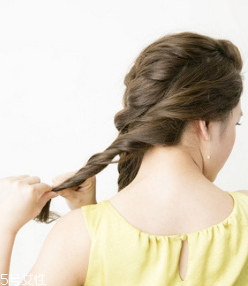 長卷發(fā)怎么編發(fā)好看 長卷發(fā)扎發(fā)教程 長卷發(fā)怎么編發(fā)好看 長卷發(fā)扎發(fā)教程
