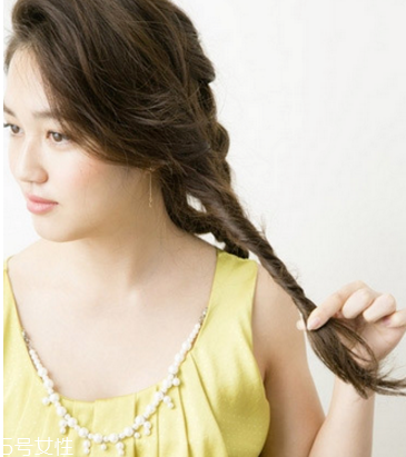 長卷發(fā)怎么編發(fā)好看 長卷發(fā)扎發(fā)教程 長卷發(fā)怎么編發(fā)好看 長卷發(fā)扎發(fā)教程