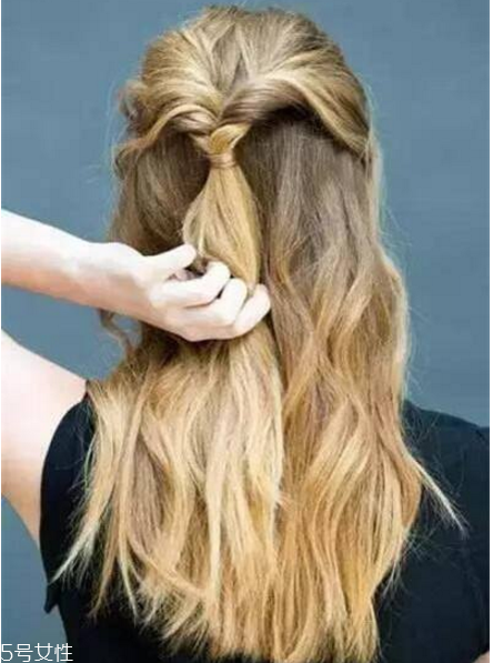 長卷發(fā)怎么編發(fā)好看 長卷發(fā)扎發(fā)教程 長卷發(fā)怎么編發(fā)好看 長卷發(fā)扎發(fā)教程
