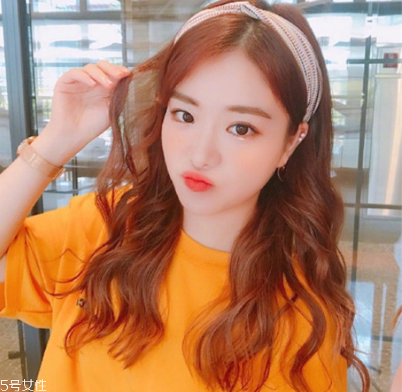 長發(fā)燙頭發(fā)發(fā)型圖片 中分長卷發(fā)