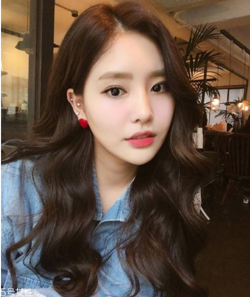 2019長(zhǎng)卷發(fā)發(fā)色 女神必備長(zhǎng)卷發(fā)發(fā)型