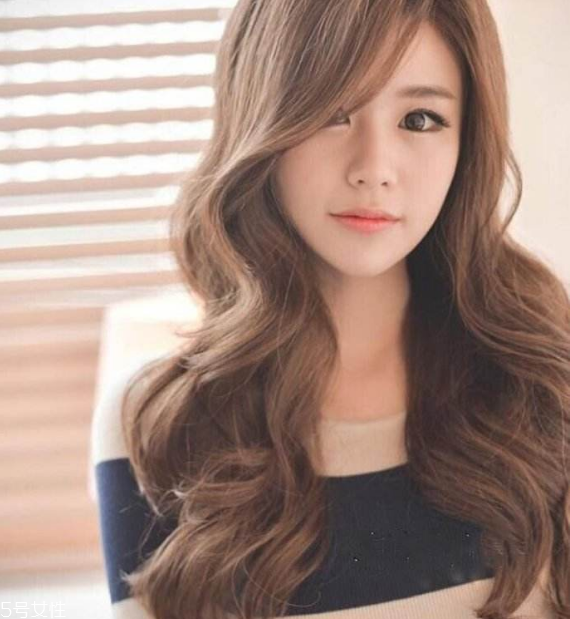 2019長(zhǎng)卷發(fā)發(fā)色 女神必備長(zhǎng)卷發(fā)發(fā)型