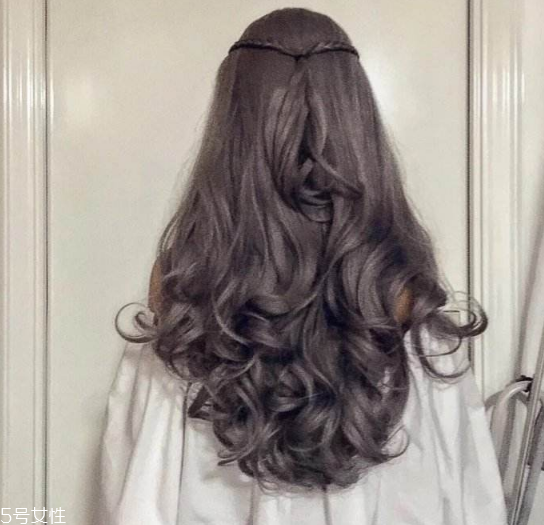 2019長(zhǎng)卷發(fā)發(fā)色 女神必備長(zhǎng)卷發(fā)發(fā)型