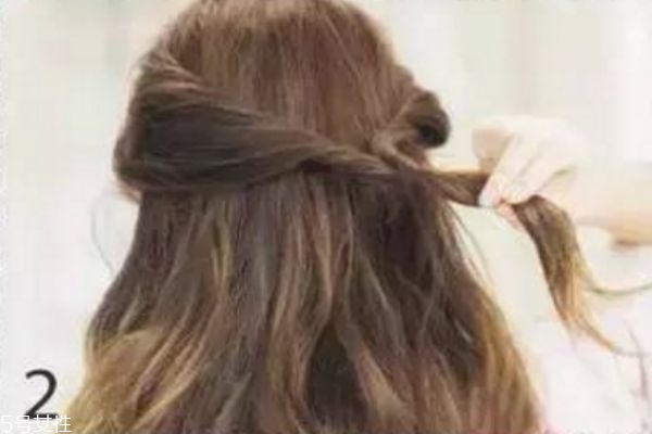 長卷發(fā)怎么編發(fā)好看 長卷發(fā)扎發(fā)教程 長卷發(fā)怎么編發(fā)好看 長卷發(fā)扎發(fā)教程
