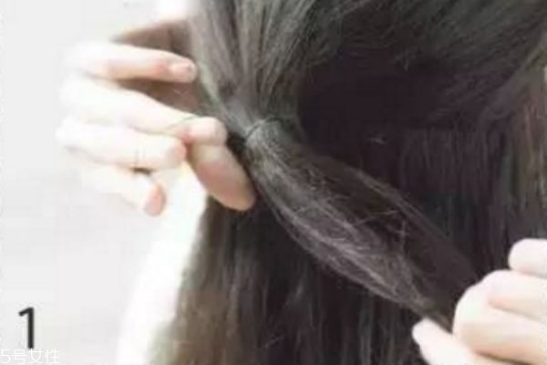 長卷發(fā)怎么編發(fā)好看 長卷發(fā)扎發(fā)教程 長卷發(fā)怎么編發(fā)好看 長卷發(fā)扎發(fā)教程