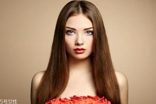 拉直的頭發(fā)彎了怎么辦 拉直的頭發(fā)壓彎了這樣補(bǔ)救 拉直的頭發(fā)彎了怎么辦 拉直的頭發(fā)壓彎了這樣補(bǔ)救