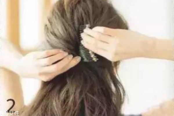 長卷發(fā)怎么編發(fā)好看 長卷發(fā)扎發(fā)教程 長卷發(fā)怎么編發(fā)好看 長卷發(fā)扎發(fā)教程