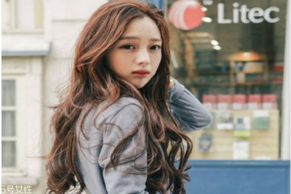 2019長(zhǎng)卷發(fā)發(fā)色 女神必備長(zhǎng)卷發(fā)發(fā)型