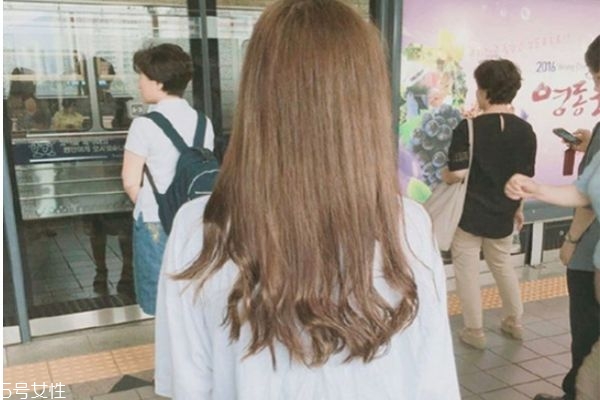 長卷發(fā)發(fā)型背影圖片 學(xué)生長卷發(fā)發(fā)型圖片