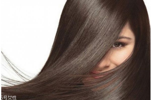 拉直頭發(fā)對身體的危害 拉直和柔順的區(qū)別 拉直頭發(fā)對身體的危害 拉直和柔順的區(qū)別