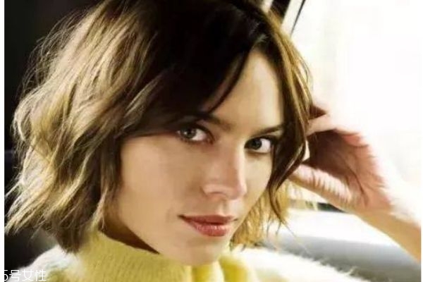 長(zhǎng)寬臉適合什么發(fā)型 長(zhǎng)寬臉女生適合的發(fā)型 長(zhǎng)寬臉適合什么發(fā)型 長(zhǎng)寬臉女生適合的發(fā)型