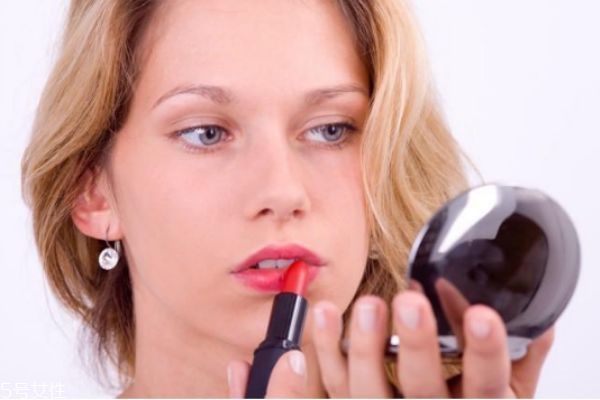 擦口紅嘴唇起皮怎么辦 嘴唇起皮怎么涂口紅