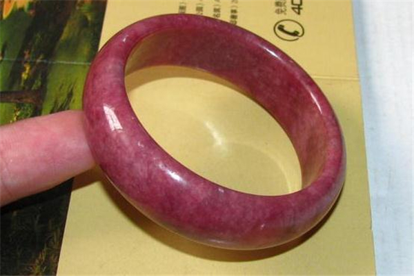 桃花玉手鐲價(jià)格 并不算很貴 桃花玉手鐲價(jià)格 并不算很貴