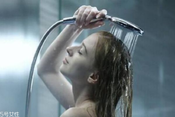 冬天多久洗一次澡最好 冬季洗澡要注意 冬天多久洗一次澡最好 冬季洗澡要注意