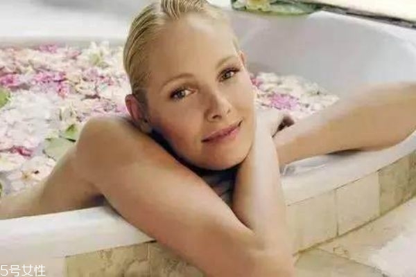 冬天多久洗一次澡最好 冬季洗澡要注意 冬天多久洗一次澡最好 冬季洗澡要注意