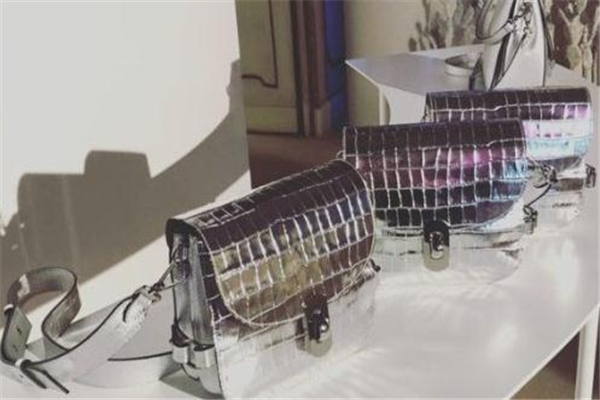 coccinelle和mk哪個好 前者性價比更高 coccinelle和mk哪個好 前者性價比更高