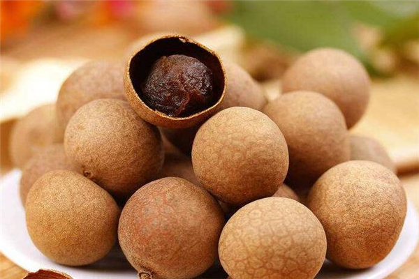 桂圓泡水喝去皮嗎 看功效需求 桂圓泡水喝去皮嗎 看功效需求