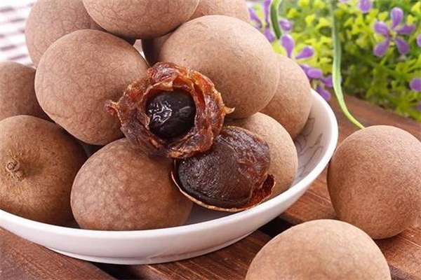桂圓泡水喝去皮嗎 看功效需求 桂圓泡水喝去皮嗎 看功效需求