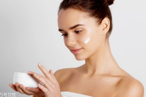 干性皮膚用什么護(hù)膚品 補水口碑最好的護(hù)膚品推薦