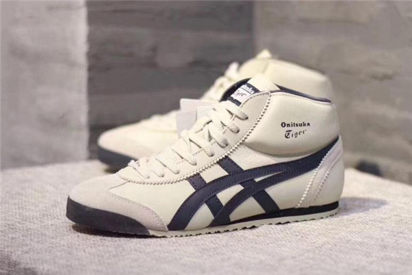 鬼?；⒑湍涂耸裁搓P系 鬼?；⑹乔拜?></p><h3>鬼?；⑿尤绾吻鍧?/h3><p>方法1：首先要是運動鞋外面是人工皮質的，只是部分地方臟了一點的話，我們可以進行局部的清理。</p><p>處理方法是：用毛巾沾上一些適量的清洗劑加上水，慢慢的將運動鞋臟的部分擦拭干凈，記得要擦干，然后放在陰涼通風的地方讓它自己干，不要放在太陽下面曬。</p><p>方法2：接著如果運動鞋是布料的，外表有一點臟的話，也可以用局部清洗的方法來處理，不用全部清洗的。</p><p>處理方法是：去適量的水和清洗劑混合一下，將臟的地方打濕，然后用軟毛刷擠上一些牙膏，輕輕的將污垢刷掉，然后再用軟毛刷沾上清水，把牙膏的殘留擦掉，用衛(wèi)生紙將清洗完的地方蓋好，放在陰涼通風的地方自然晾干就好了。</p>		</div>
<div align=