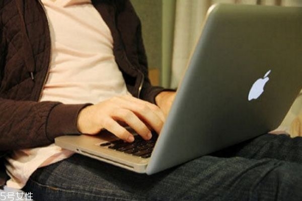 男性玩筆記本電腦的時候千萬別放腿上 男性玩筆記本電腦的時候千萬別放腿上