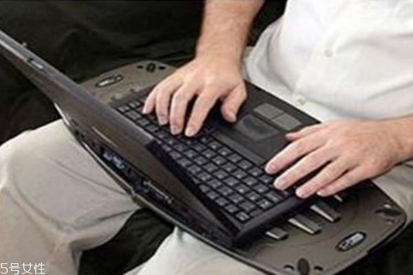 男性玩筆記本電腦的時候千萬別放腿上 男性玩筆記本電腦的時候千萬別放腿上