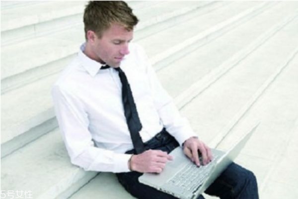 男性玩筆記本電腦的時候千萬別放腿上 男性玩筆記本電腦的時候千萬別放腿上