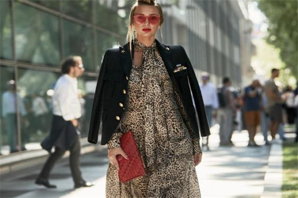 西裝怎么搭配連衣裙 跟著明星學(xué)穿搭 西裝怎么搭配連衣裙 跟著明星學(xué)穿搭