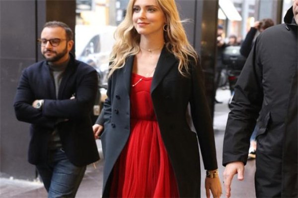 西裝怎么搭配連衣裙 跟著明星學(xué)穿搭 西裝怎么搭配連衣裙 跟著明星學(xué)穿搭