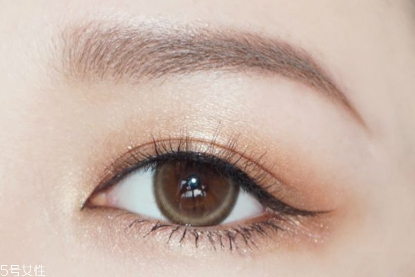 春夏浪漫約會(huì)妝教程 春夏清透日常眼妝教程