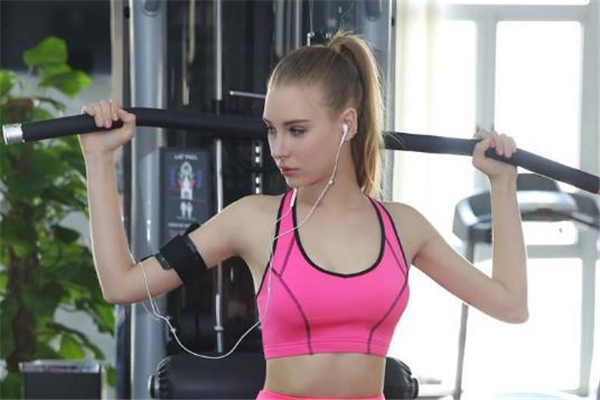 運動內衣緊點好還是松點好 看運動強度